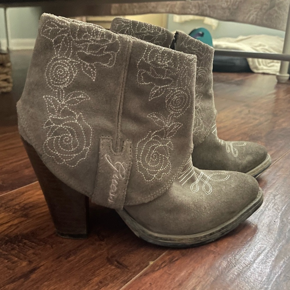 Guess grey boots with embroidery size 7